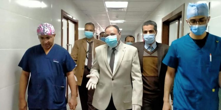 في زيارة مفاجئة ... نائب رئيس جامعة الأزهر يتفقد سير العمل بالعيادات الخارجية بالمستشفى الجامعي بأسيوط