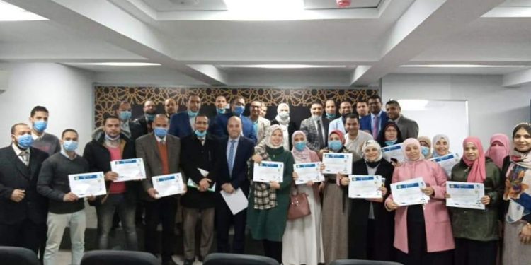 رئيس تطوير الوافدين تكرم المعلمين المشاركين في برنامج" تدريس المعلمين للاجئين من الوافدين والمهاجرين"