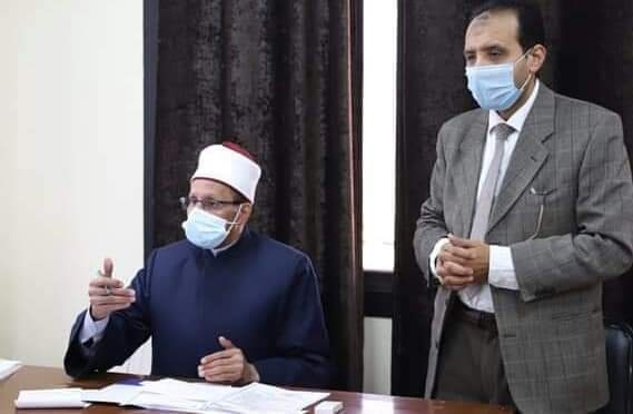 رئيس المعاهد الأزهرية يبحث استعدادات الامتحانات مع رؤساء الإدارات المركزية