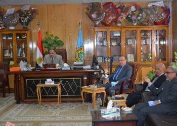 نائب رئيس جامعة الأزهر يبحث مع عمداء الكليات الاستعداد لامتحانات نصف العام