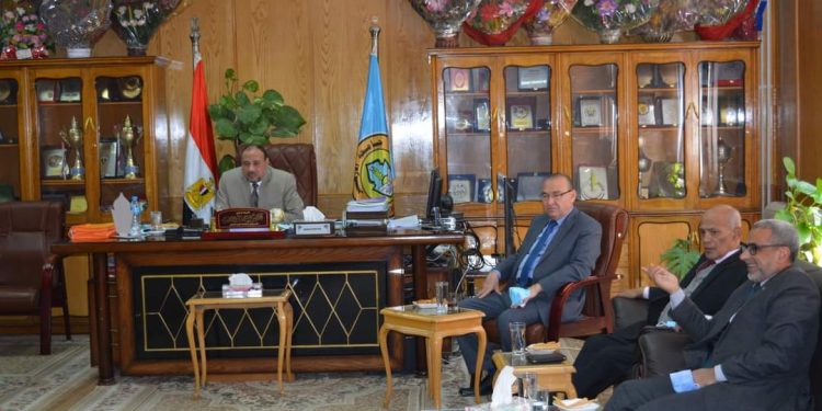 نائب رئيس جامعة الأزهر يبحث مع عمداء الكليات الاستعداد لامتحانات نصف العام