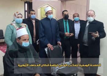 عباس يتفقد البرامج التدريبية للعاملين بالقطاع بالتعاون مع مكتبة مصر العامة