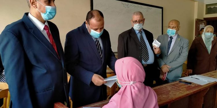 نائب رئيس جامعة الأزهر يتفقد لجان الامتحانات مع تطبيق الإجراءات الاحترازية