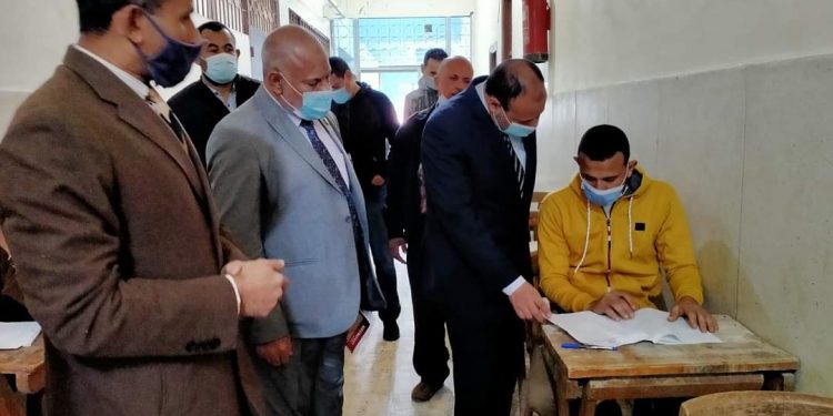 نائب رئيس جامعة الأزهر يتفقد سير أعمال الامتحانات بكلية اللغة العربية بأسيوط