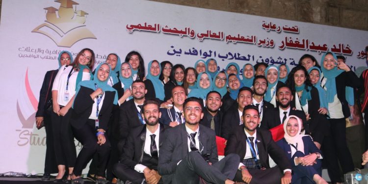 "واتساب" و" ماسنجر" أحدث وسائل جذب الطلاب الوافدين بالجامعات المصرية