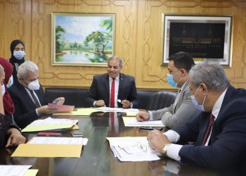 رئيس جامعة الأزهر يشيد بجهود لجنة خدمة المجتمع وتنمية البيئة