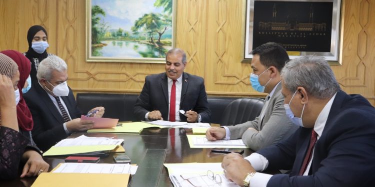 رئيس جامعة الأزهر يشيد بجهود لجنة خدمة المجتمع وتنمية البيئة