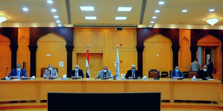 لجنة القطاع الطبي بجامعة الأزهر تتابع جهود قطاع المستشفيات تجاه جائحة كورونا