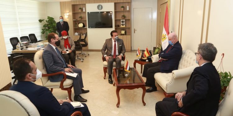 التعليم العالي تبحث انشاد افدع للجامعات الإسبانية