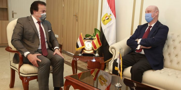 وزير التعليم العالي يستقبل السفير الإسباني لبحث إنشاء أفرع للجامعات الإسبانية في مصر  