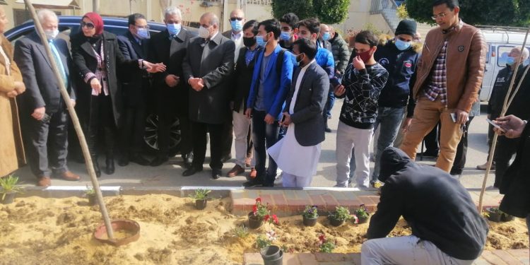 قيادات جامعة الأزهر تشارك في مبادرة جامعة صديقة للبيئة ومنتجة للطاقة الشمسية