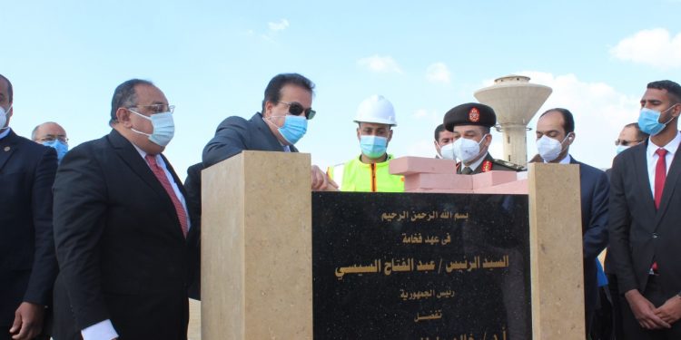 وزير التعليم العالي يستعرض تقريرًا لمتابعة مشروعات جامعة حلوان بتكلفة 2 مليار و829 مليون جنيه