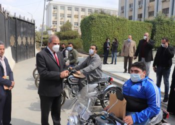 المحرصاوي يسلم أصحاب الهمم بجامعة الأزهر دراجات بخارية