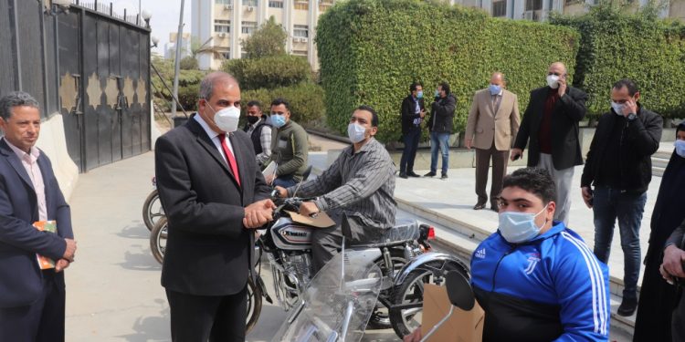 المحرصاوي يسلم أصحاب الهمم بجامعة الأزهر دراجات بخارية