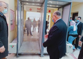 محافظ القاهرة يتفقد لجان امتحانات أولي ثانوى ويطمئن الطلاب