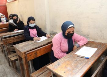 «التعليم» تنشر صور طلاب الثانوى الفني من داخل اللجان