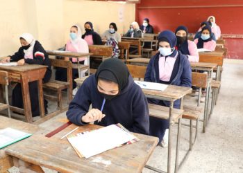 «التعليم» تنشر صور طلاب الثانوى الفني من داخل اللجان