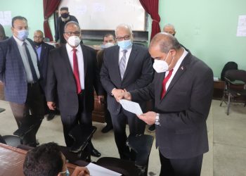 رئيس جامعة الأزهر يتفقد لجان امتحانات كليات الدَّراسة ويشيد بالالتزام بالإجراءات الاحترازية