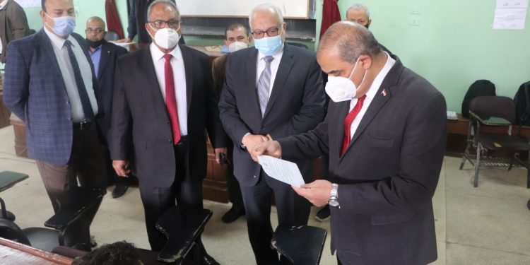رئيس جامعة الأزهر يتفقد لجان امتحانات كليات الدَّراسة ويشيد بالالتزام بالإجراءات الاحترازية