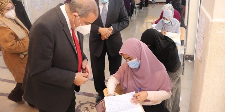 رئيس جامعة الأزهر يتفقد لجان الطالبات ويقدم التهنئة للدراسات الإنسانية لحصول برنامجين من برامجها على الجودة