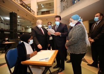 وزير التعليم العالي يتابع انتظام لجان الامتحانات بجامعتي القاهرة وعين شمس 