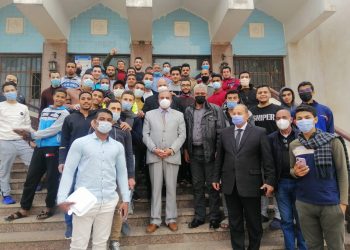 رئيس جامعة الأزهر يتناول الغداء وسط أبنائه طلاب المدينة الجامعية