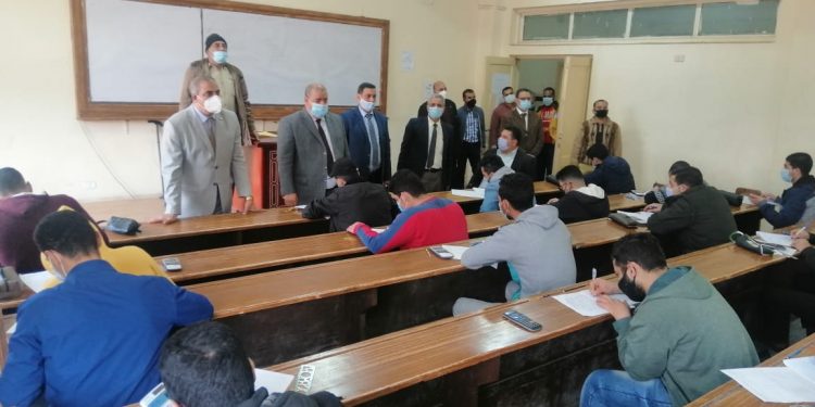 رئيس جامعة الأزهر يتفقد لجان امتحانات الفترة المسائية بكلية التجارة