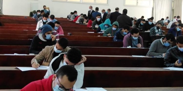 رئيس جامعة الزقازيق يتفقد امتحانات كلية الهندسة