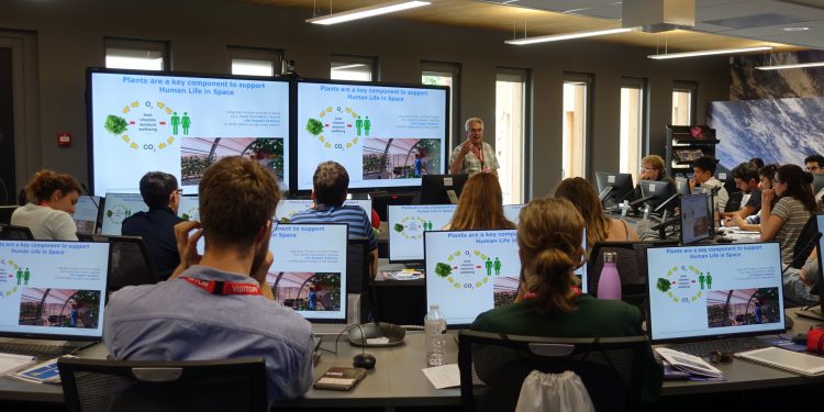 طلاب المدارس الروسية يشاركون في تطوير أقمار صناعية جديدة