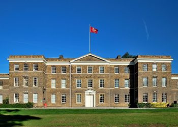 جامعة ليستر البريطانية تقدم منحة لطلاب البكالوريوس