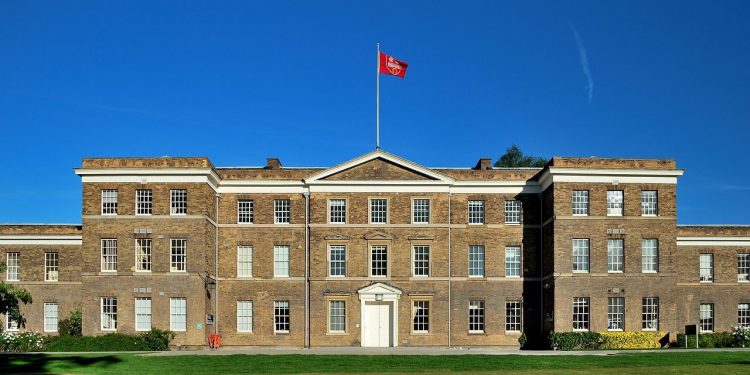 جامعة ليستر البريطانية تقدم منحة لطلاب البكالوريوس