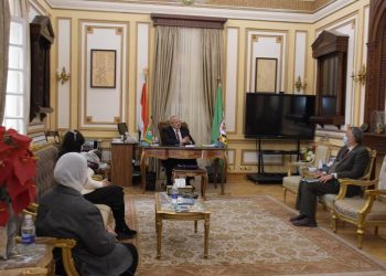 رئيس جامعة القاهرة يوجه بتجهيز جميع قاعات محاضرات آداب بشاشات ذكية وتوزيع 1000 تابلت