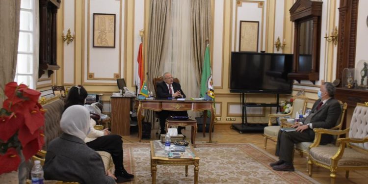 رئيس جامعة القاهرة يوجه بتجهيز جميع قاعات محاضرات آداب بشاشات ذكية وتوزيع 1000 تابلت