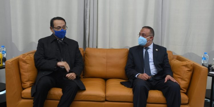 محافظ الإسكندرية يتسلم حقوق الملكية الفكرية لمشروع الهوية البصرية للمحافظة