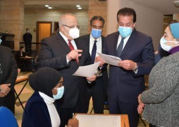 رئيس جامعة القاهرة : توزيع ٢٠ ألف تابلت على الكليات