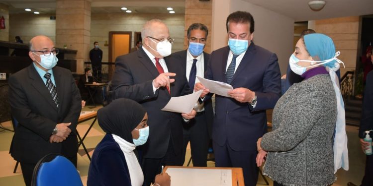 وزير التعليم العالي ورئيس جامعة القاهرة يتفقدان بدء امتحانات الفصل الدراسي الأول بكلية الطب