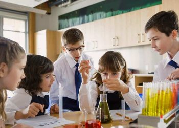 خطة إعادة فتح المدارس البريطانية في 8 مارس المقبل