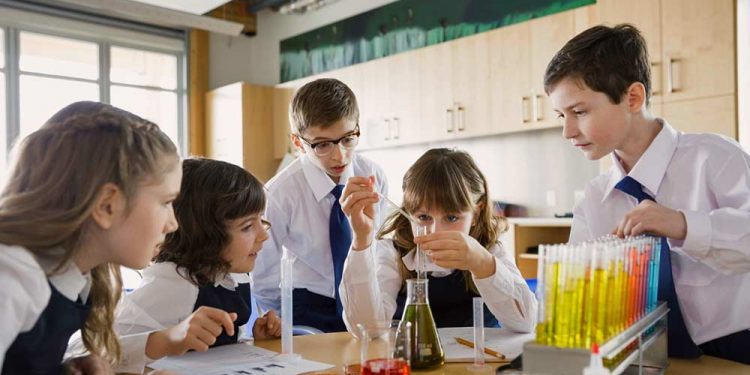 خطة إعادة فتح المدارس البريطانية في 8 مارس المقبل