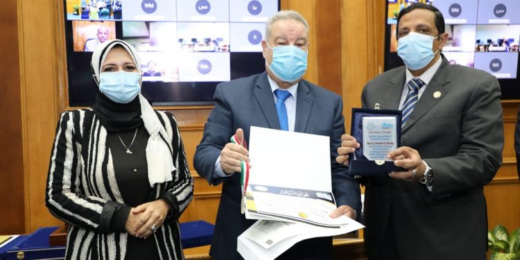 بالصور.. "التعليم" تكرم الطلاب المتميزين والمتفوقين فى الأولمبياد الدولى للغة الإنجليزية