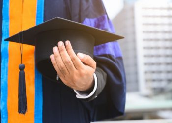 منحة لطلاب الماجستير في جامعة إكستر البريطانية