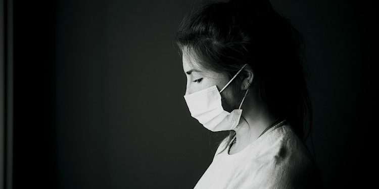 دراسة صادمة.. نصف مصابي كورونا يعانون من الاكتئاب