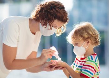دراسة جديدة توضح أسباب ظهور أعراض بسيطة لكورونا على الأطفال