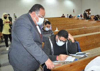 رئيس جامعة حلوان يتفقد أعمال امتحانات الفصل الدراسي الأول 2020/2021
