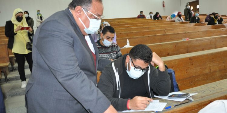 رئيس جامعة حلوان يتفقد أعمال امتحانات الفصل الدراسي الأول 2020/2021