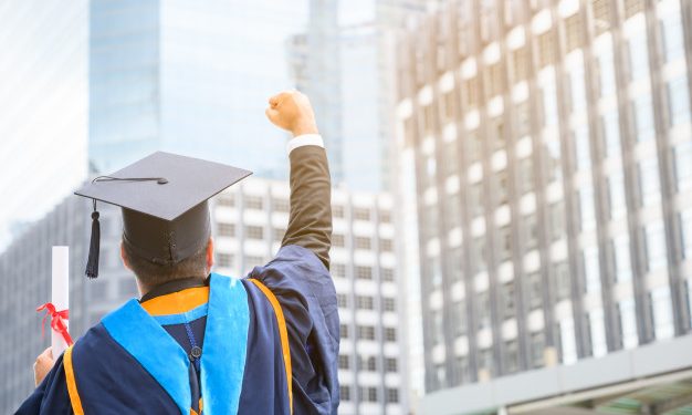 منحة جامعة لوزان السويسرية لطلاب البكالوريوس