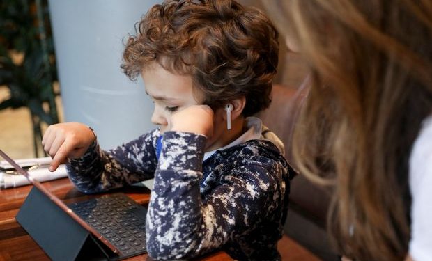 مخاطر سماعات الأذن اللاسلكية على الأطفال والمراهقين