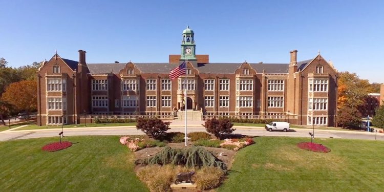 منحة جامعة توسون الأمريكية لطلاب البكالوريوس