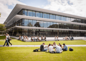 منحة جامعة رادبود الهولندية لطلاب الماجستير