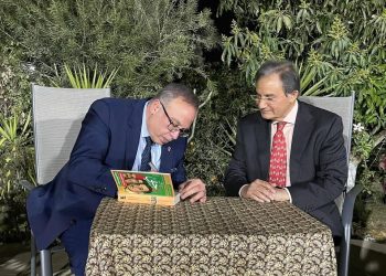 العالم اسامه حمدي يحتفل بتوقيع كتابه " ما خفي"  