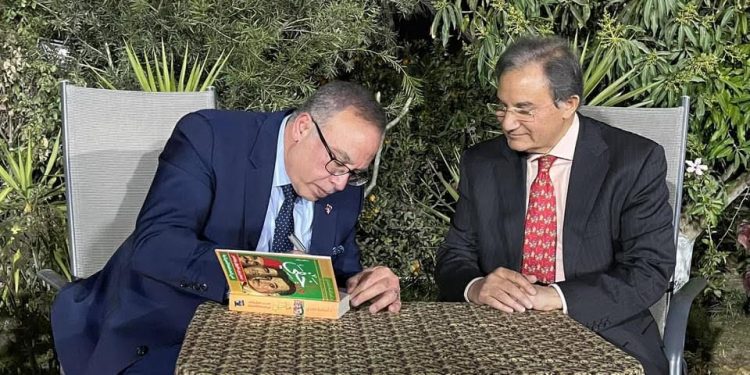 العالم اسامه حمدي يحتفل بتوقيع كتابه " ما خفي"